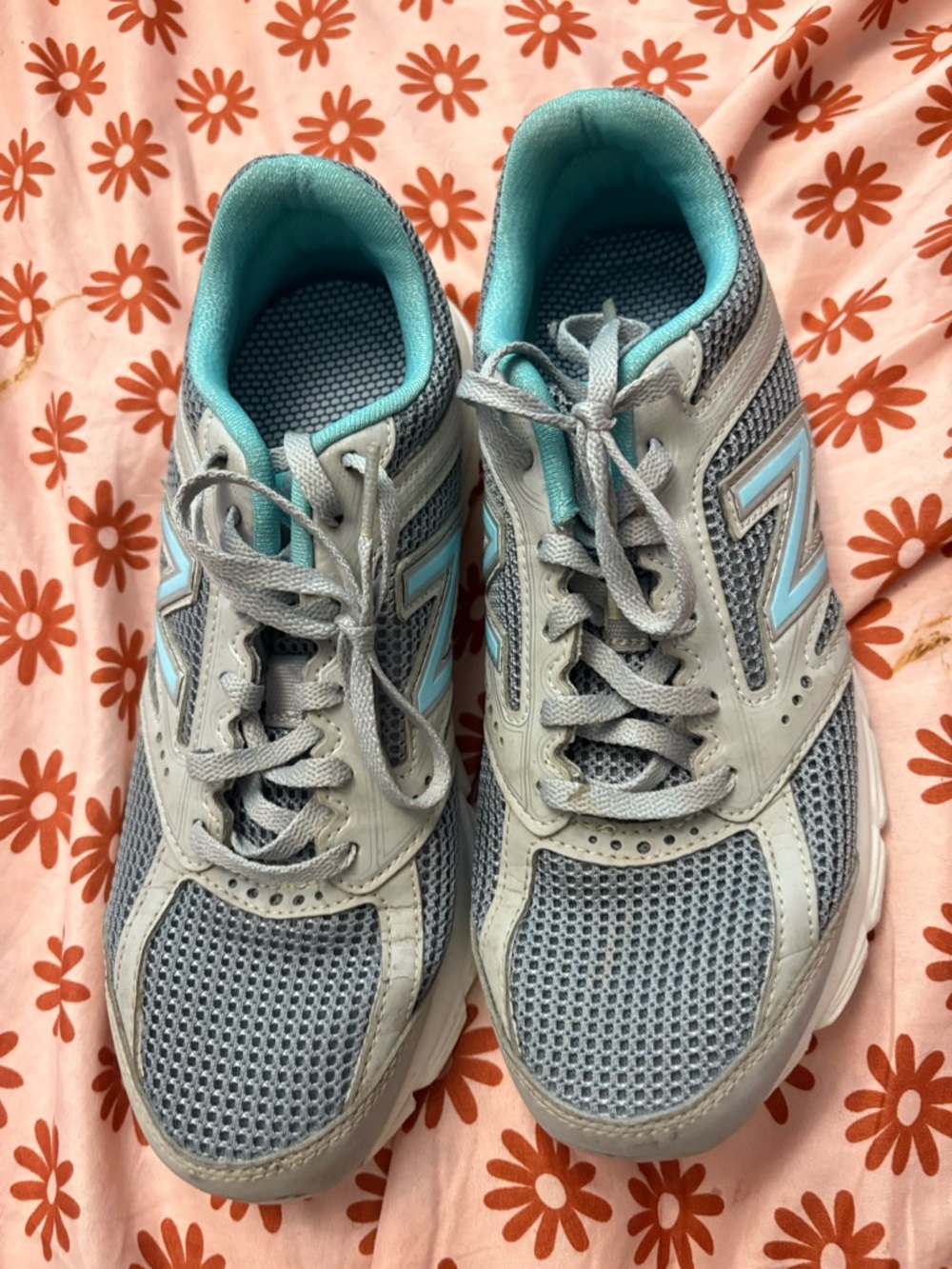 New Balance Women's Light Gray & Aqua Athletic Walking Shoes. Size 8.